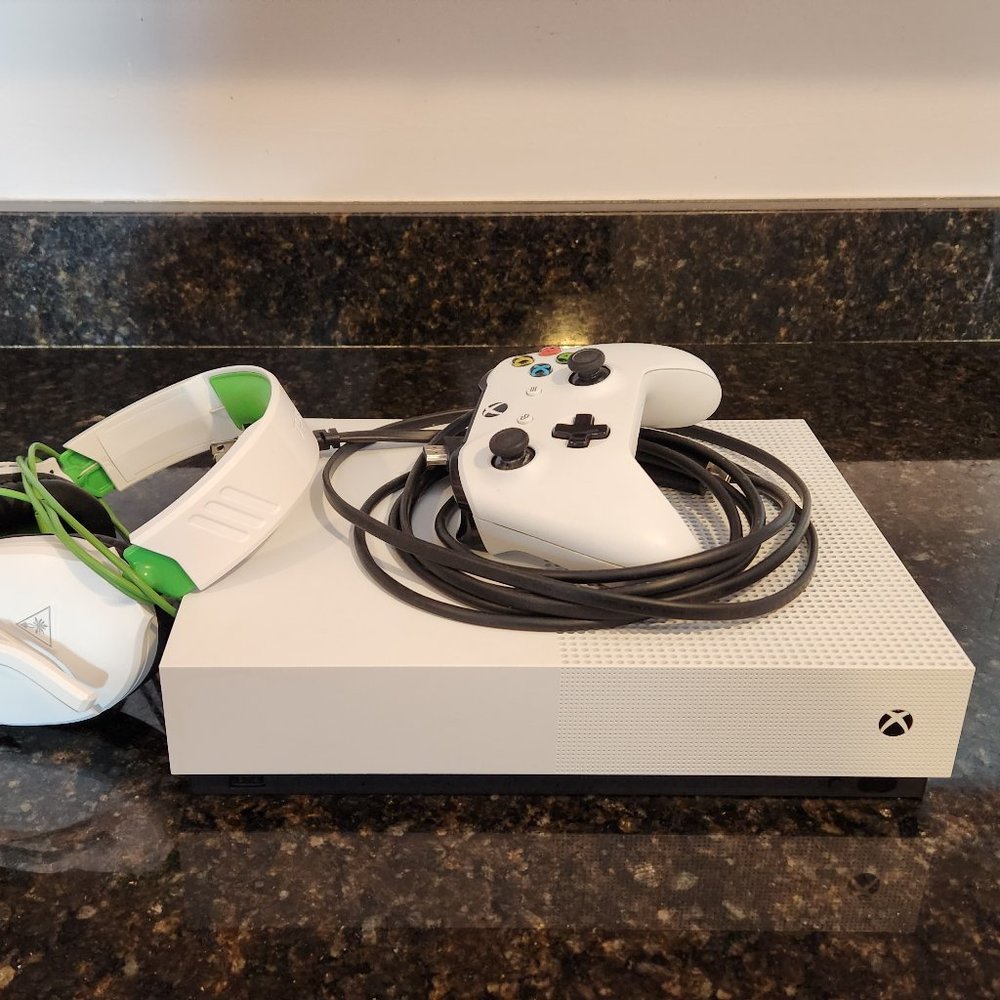 XBOX One S 1TB All Digital + Controller + Headset